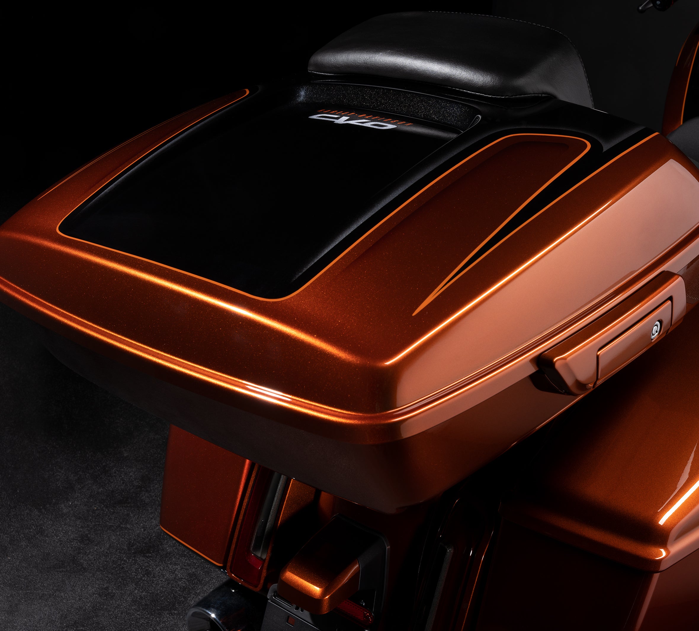Harley Davidson 53000650EWU Colour-Matched Chopped Tour-Pak Luggage Wh ...